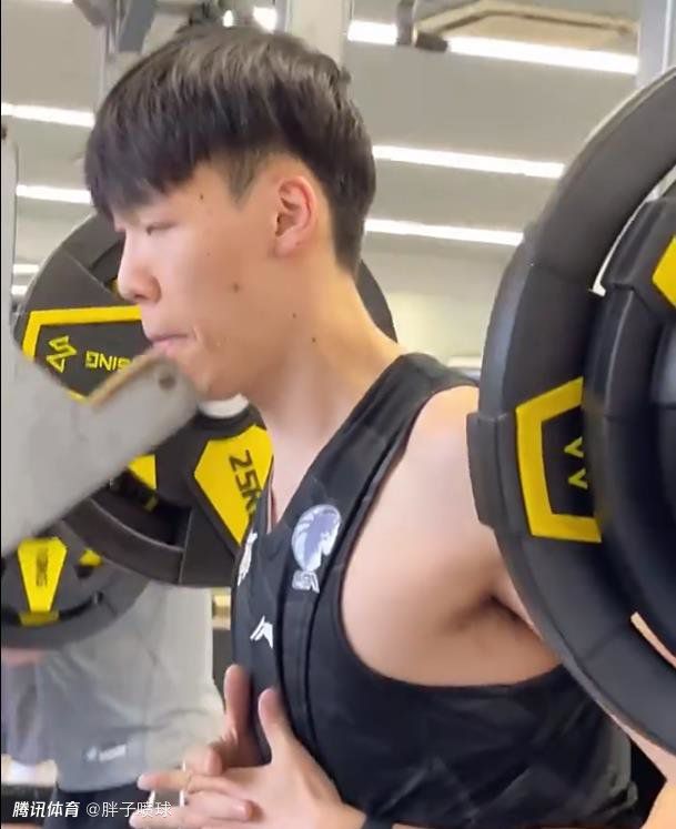 美女吃j8