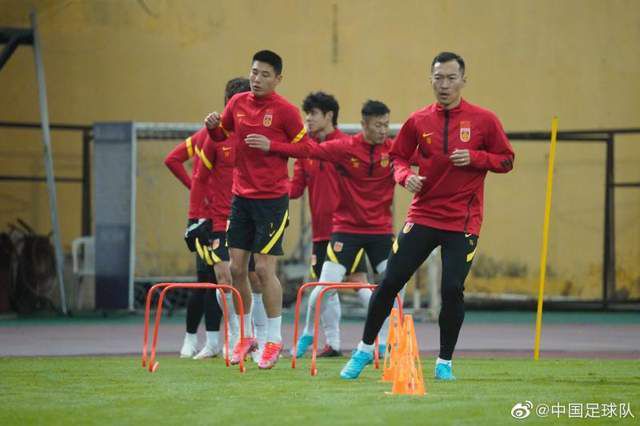 丰满的秘书年轻胸大的秘书